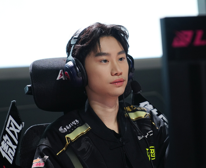 包含Doinb连续十五场比赛得分超过战术调整，TES挑战极限！的词条